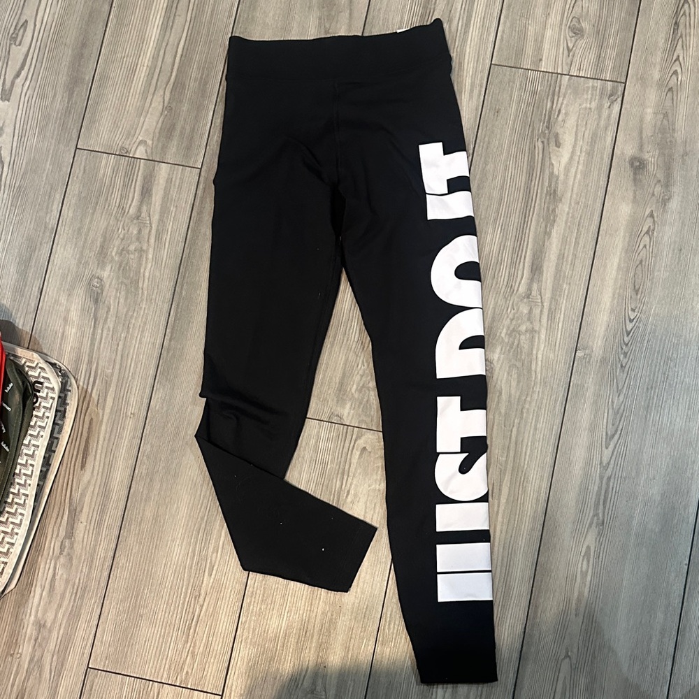 NWT Women’s Nike Black Leggings small